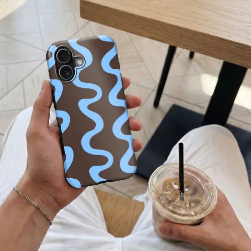 Kronkelende lijnen - Blauw - Bruin - Minimalistisch Toughcase MagSafe Apple iPhone 17 klein 1017 -Sfeer1M