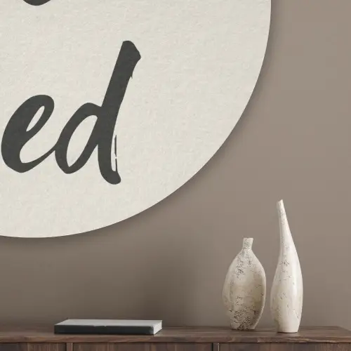 Minimalistisch - Beige - Love Akoestische PET Vilt - Rond klein -sfeer5_closeup