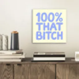 100% that bitch - Blauw - Wit aluminium wit klein -sfeer1