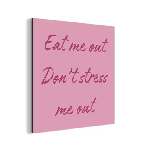 Eat me out don't stress me out - Roze - Handgeschreven aluminium wit klein -3d