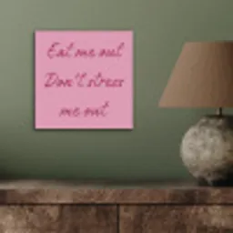 Eat me out don't stress me out - Roze - Handgeschreven aluminium wit klein -sfeer2