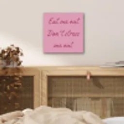 Eat me out don't stress me out - Roze - Handgeschreven aluminium wit klein -sfeer3
