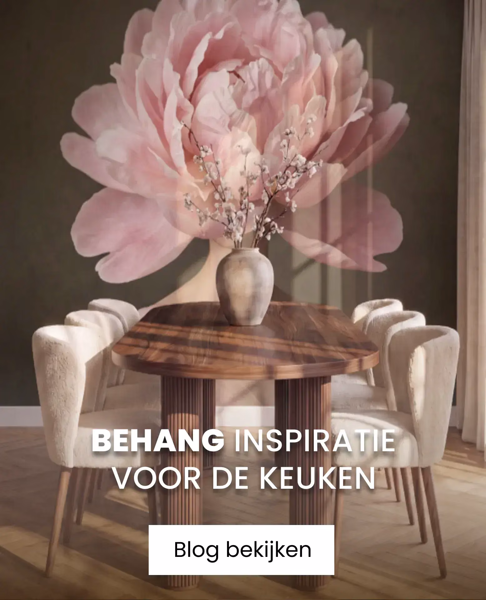 behang met roze bloem in eetkamer