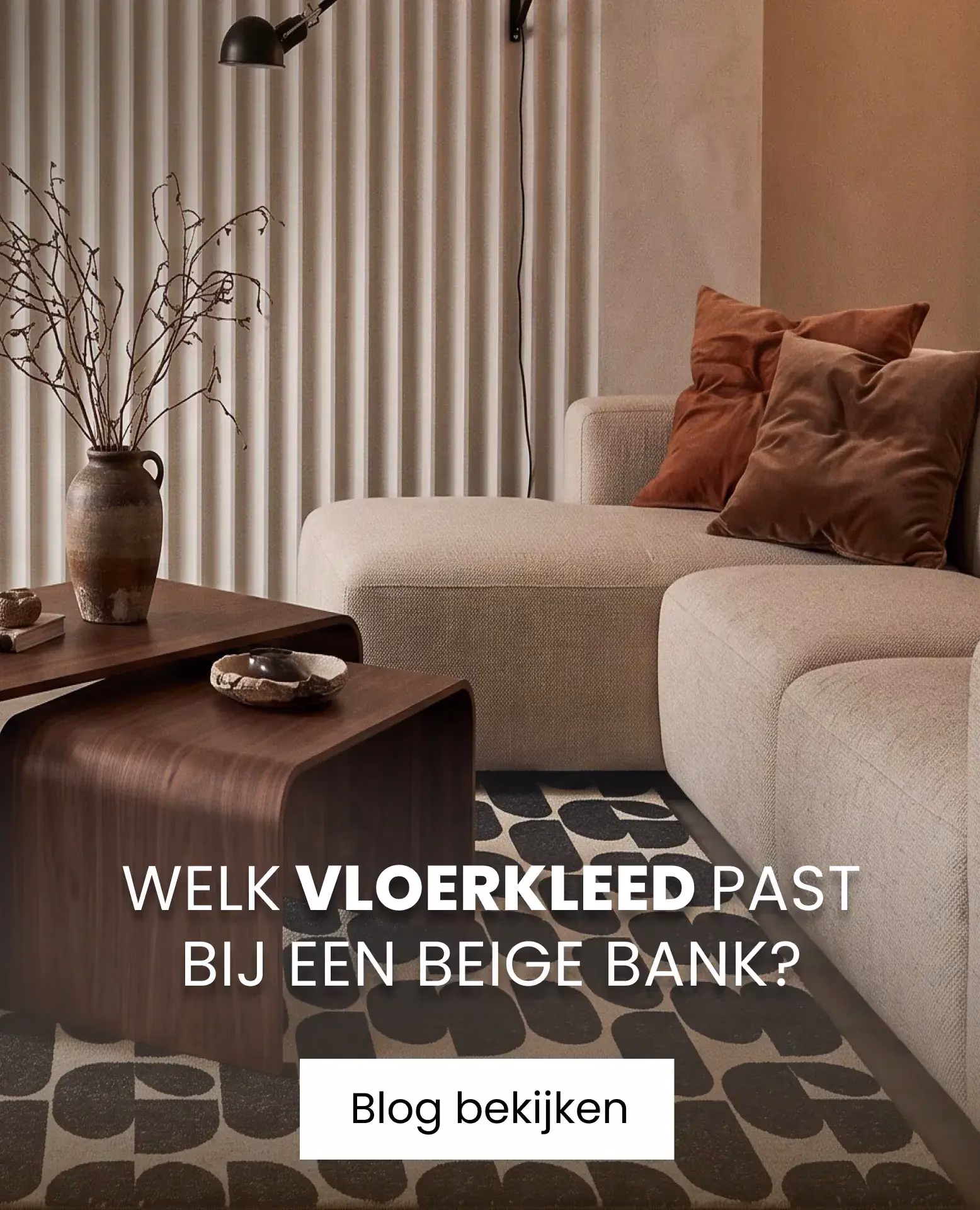 beige bank met zwarte vloerkleed