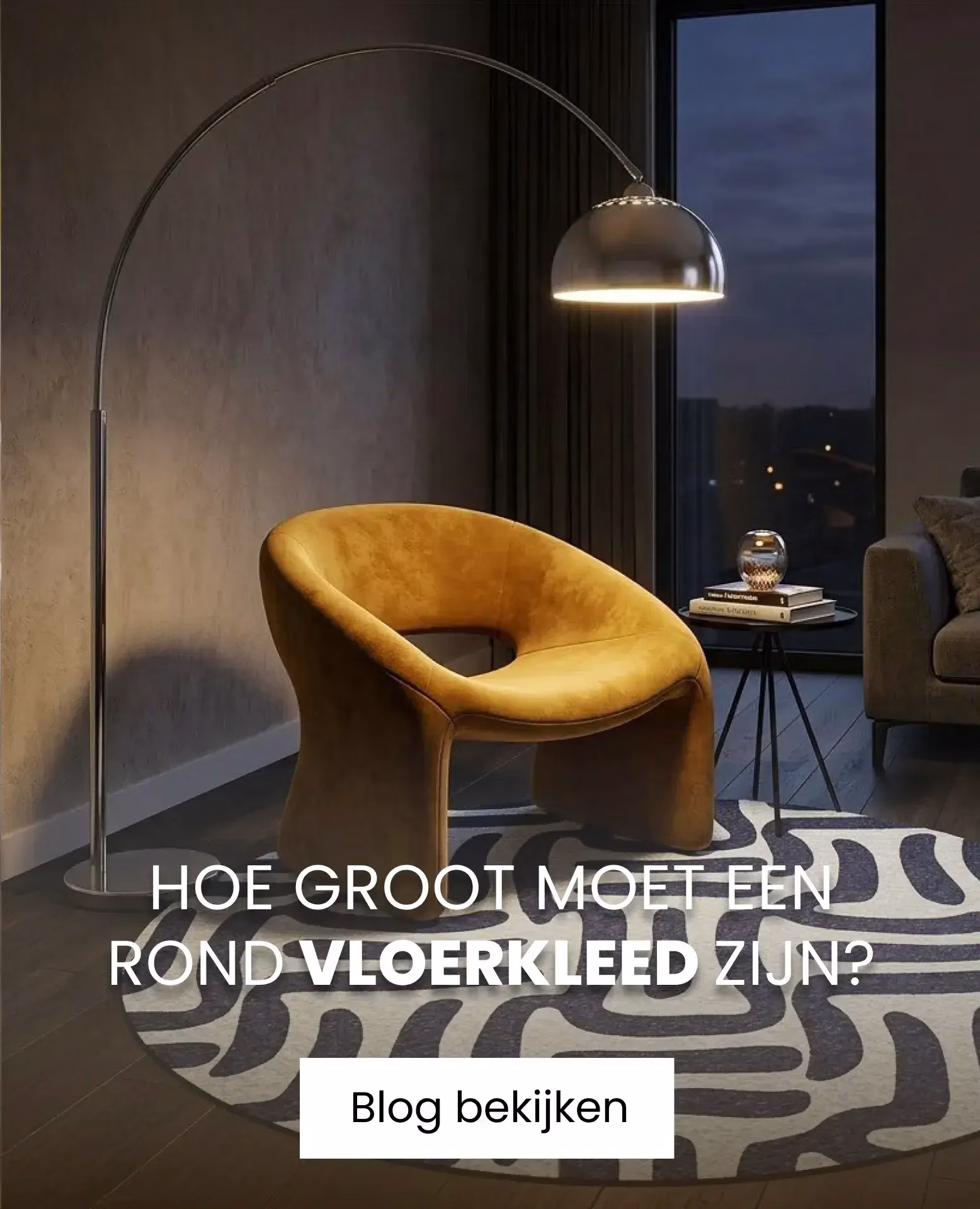 gele stoel op rond vloerkleed