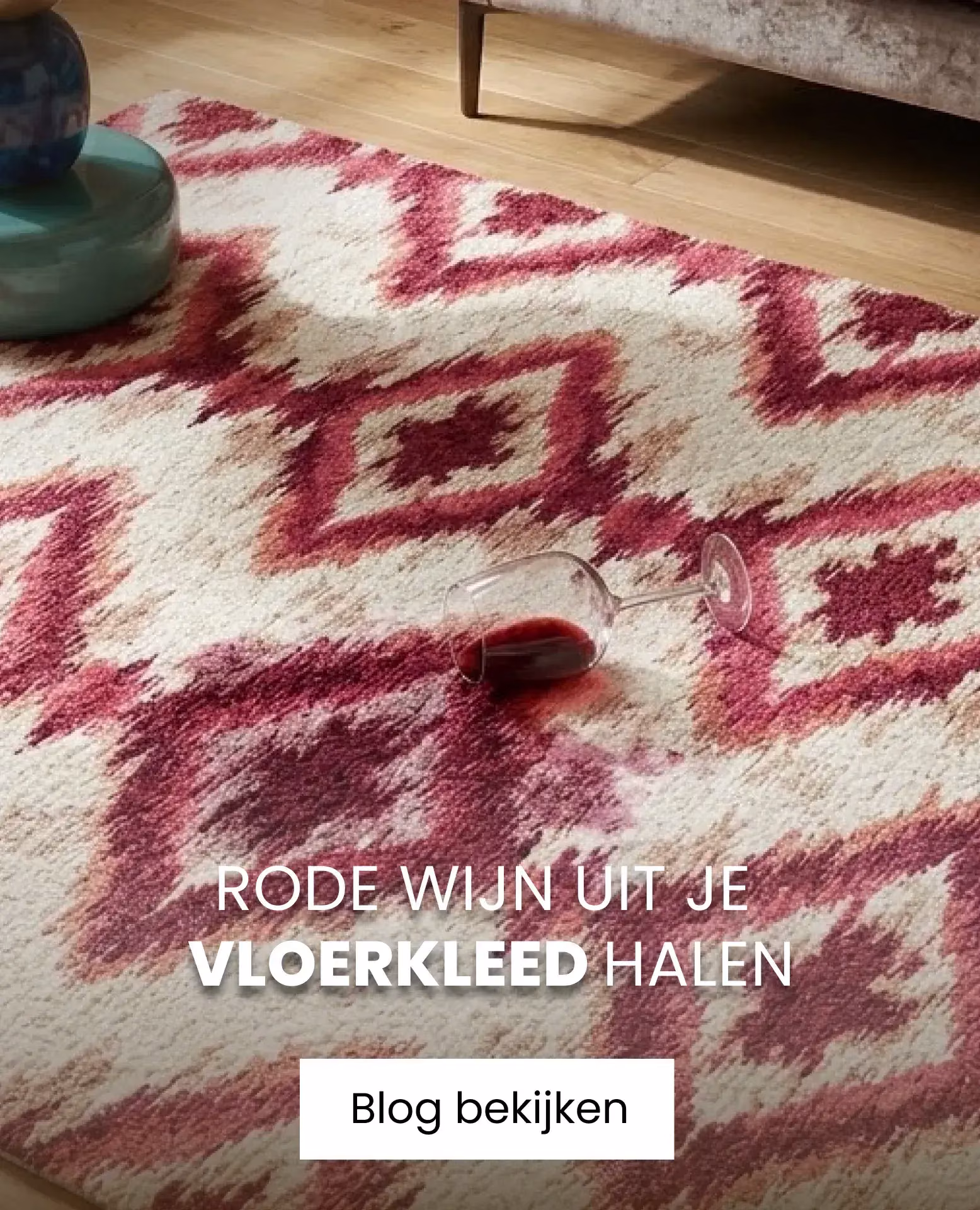 glas met rode wijn op een vloerkleed