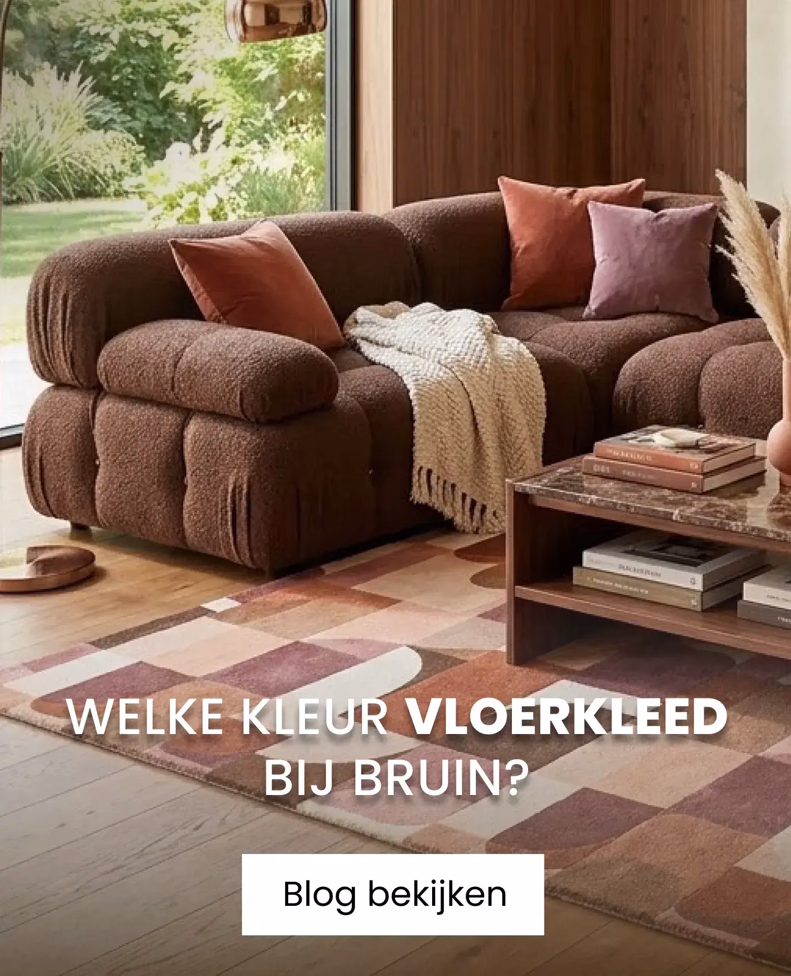 oudroze vloerkleed naast bruine bank