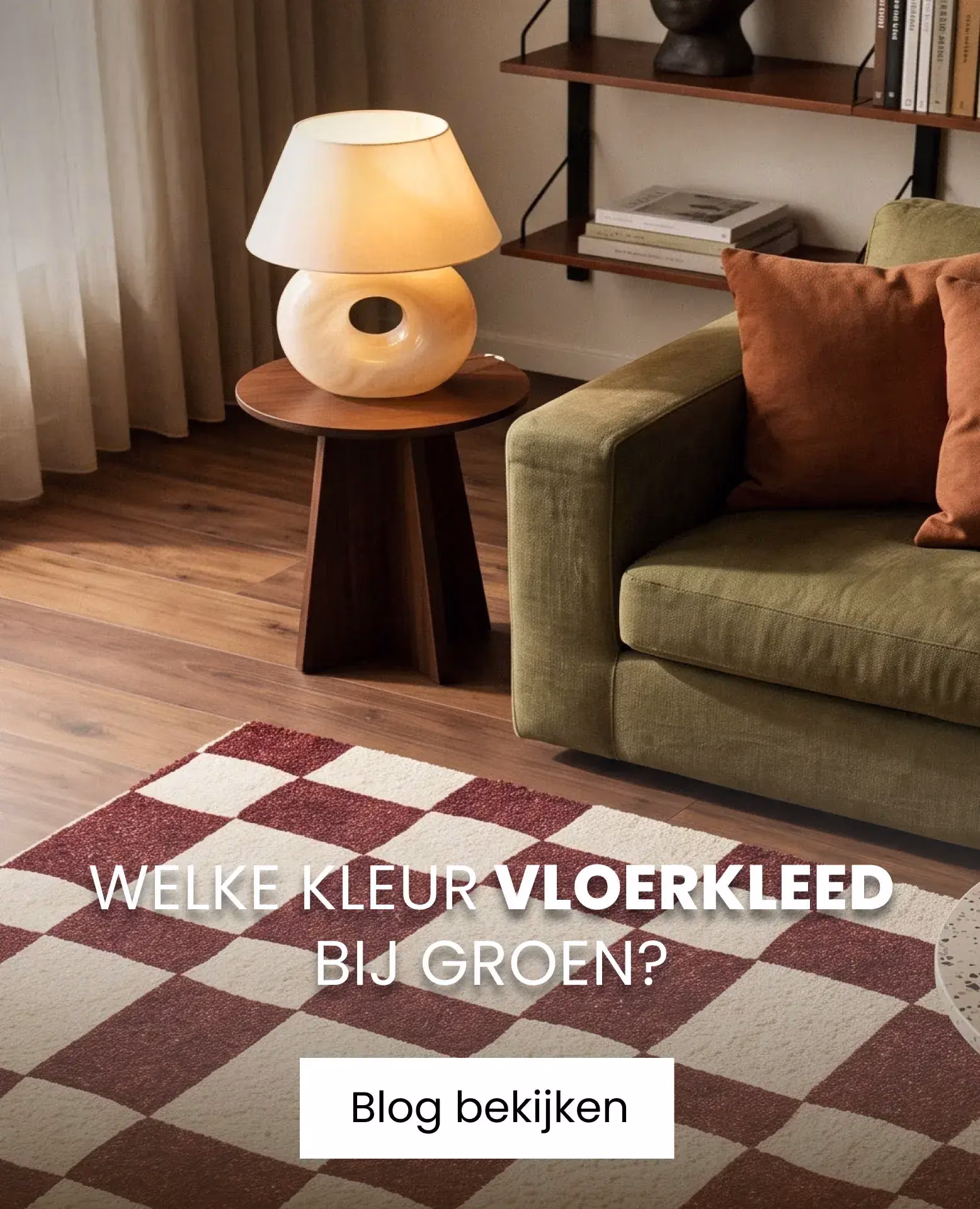 rood witte vloerkleed bij groene bank