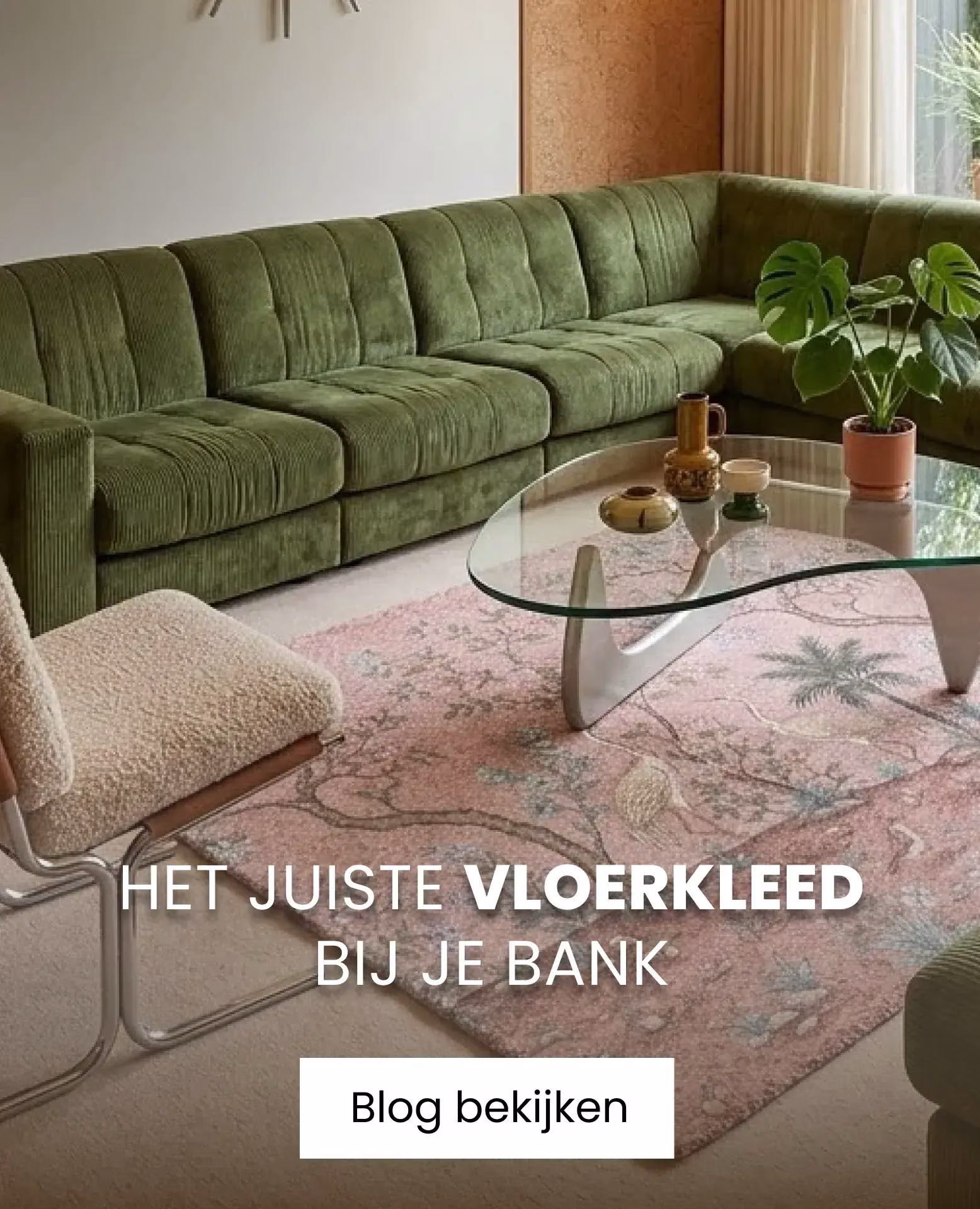 Roze vloerkleed bij groene bank