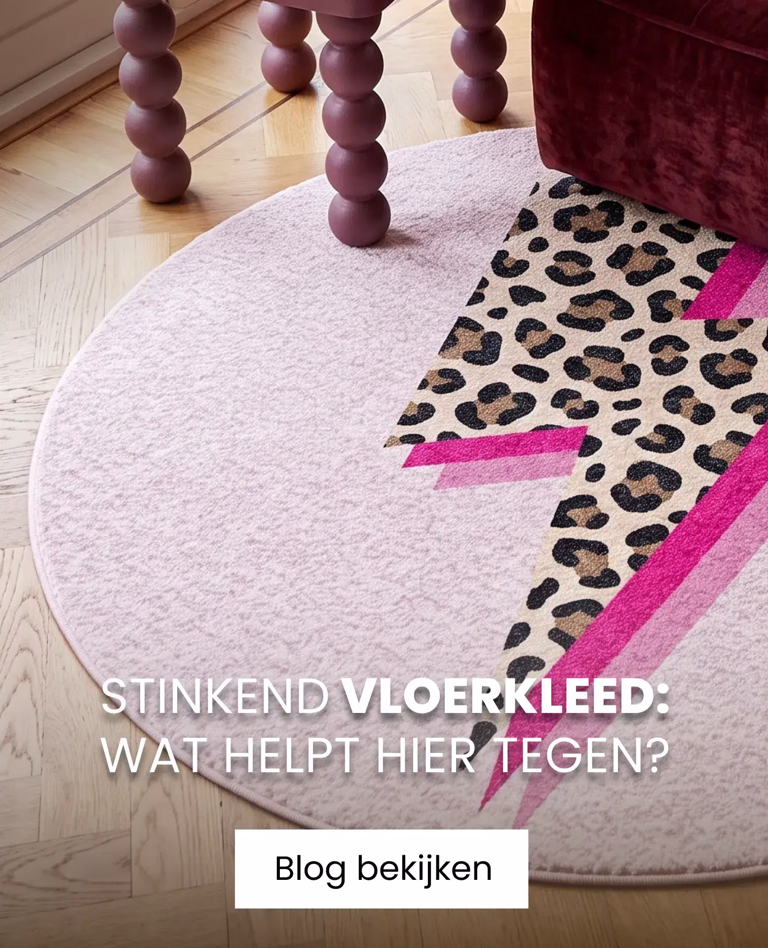 roze vloerkleed onder rode stoel