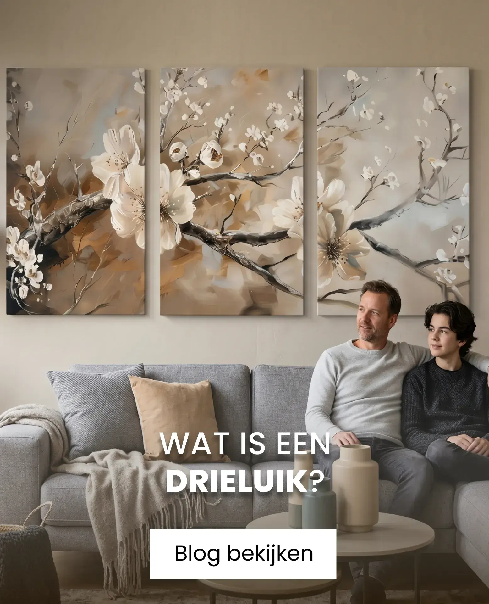 vader en zoon op de bank met beige drieluik aan de muur boven ze