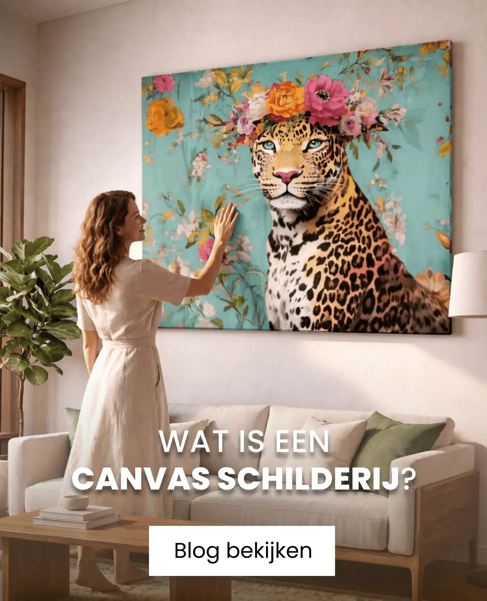vrouw die canvas schilderij van tijger aan muur heeft