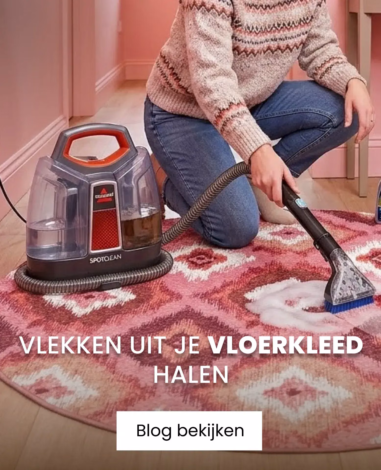 vrouw die met waterstofzuiger vloerkleed schoonmaakt