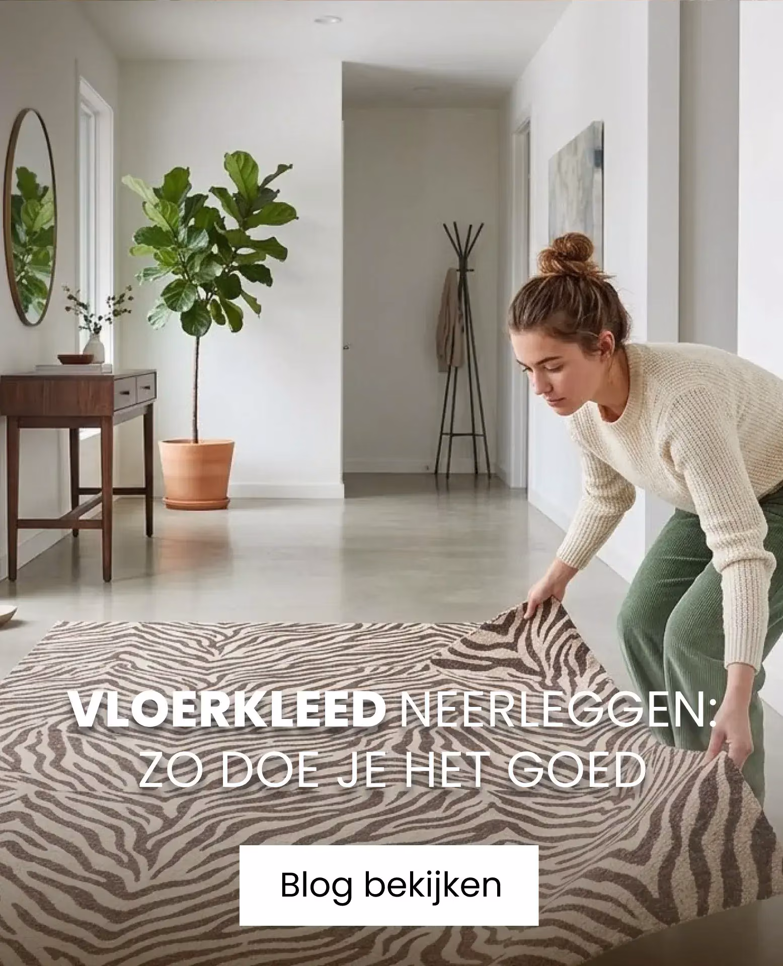 vrouw die vloerkleed neerlegt