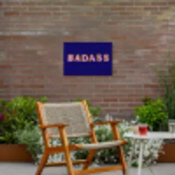 Badass - Panterpint - Schaduw - Roze Tuinposter op houten frame 2 cm dik klein -sfeer3