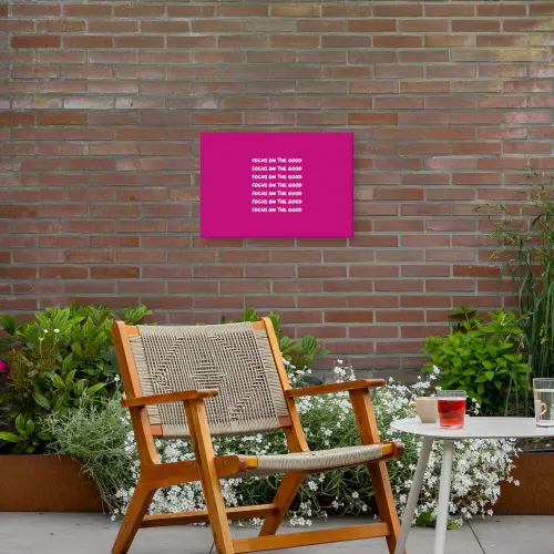 Focus on the good - Roze - wit Tuinposter op houten frame 2 cm dik klein -sfeer3