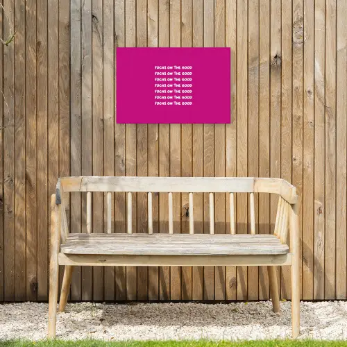 Focus on the good - Roze - wit Tuinposter op houten frame 2 cm dik klein -sfeer4