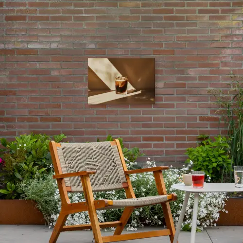 Glas - Ijskoffie - Schaduw - Bruin Tuinposter op houten frame 2 cm dik klein -sfeer3