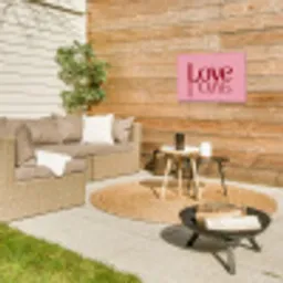 Love - Roze - Spiegeling Tuinposter op houten frame 2 cm dik klein -sfeer2
