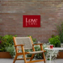 Love - Spiegeling - Rood Tuinposter op houten frame 2 cm dik klein -sfeer3