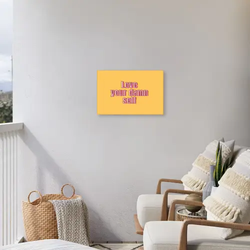 Love yourself - Roze - Geel Tuinposter op houten frame 2 cm dik klein -sfeer1