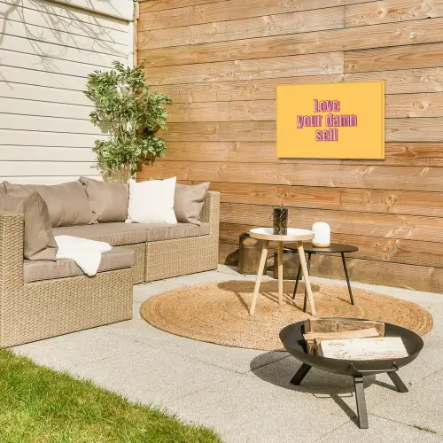 Love yourself - Roze - Geel Tuinposter op houten frame 2 cm dik klein -sfeer2
