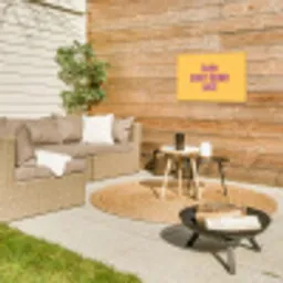 Love yourself - Roze - Geel Tuinposter op houten frame 2 cm dik klein -sfeer2