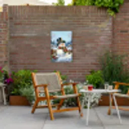 Sneeuwpop - Winterdorp - Kleurrijk Tuinposter op houten frame 2 cm dik klein -sfeer3