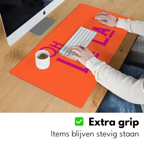 Oh la la - Oranje - Roze - Scheeflettertype Muismat XXL klein -sfeer3