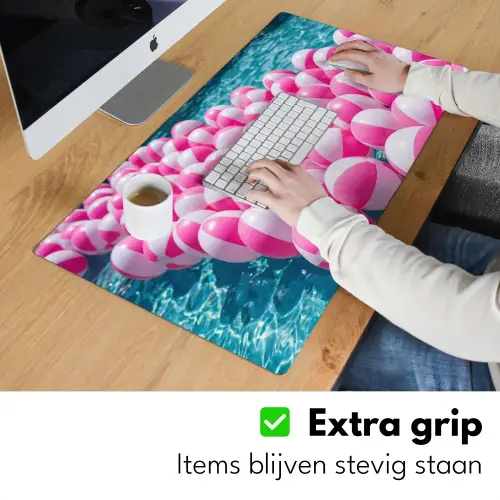 Strandballen - Roze - Water Muismat XXL klein -sfeer3