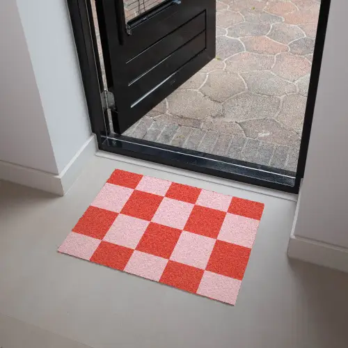 Schaakbord patroon - Rood - Roze - Blokjes Deurmat klein -sfeer5