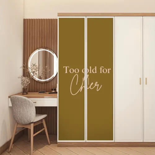 Groen - Too old for cher - Roze deurposter klein -sfeer3