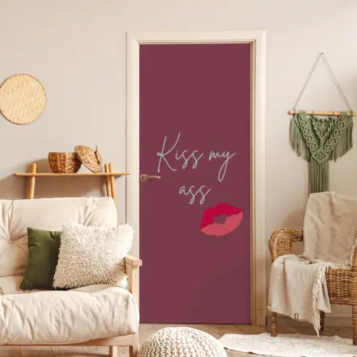 Kiss my ass - Lip - Bordeaux deurposter klein -sfeer2