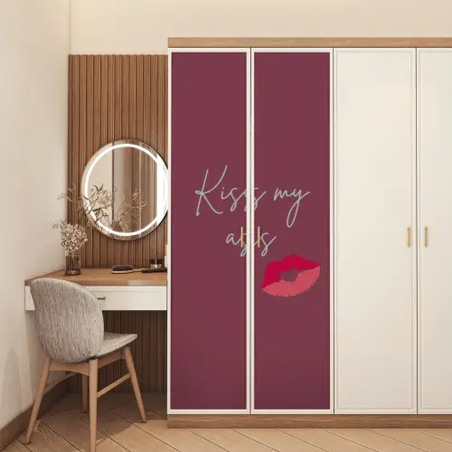 Kiss my ass - Lip - Bordeaux deurposter klein -sfeer3