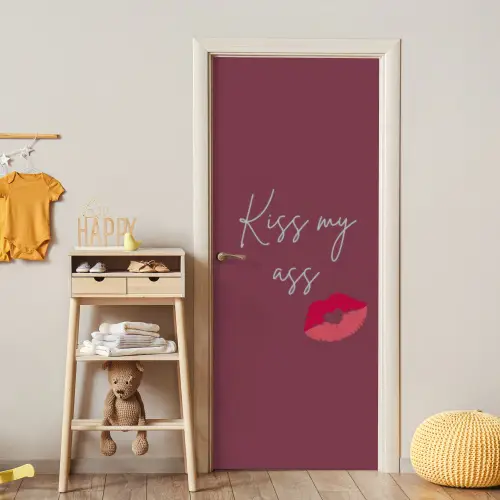 Kiss my ass - Lip - Bordeaux deurposter klein -sfeer4