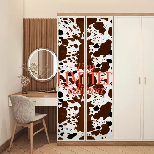 Koeienprint - Limited edition - Rood deurposter klein -sfeer3
