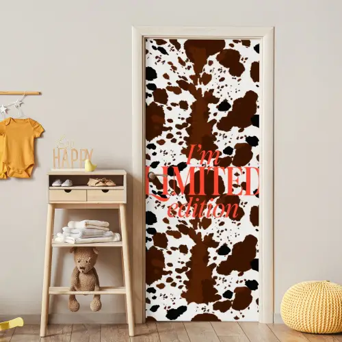 Koeienprint - Limited edition - Rood deurposter klein -sfeer4