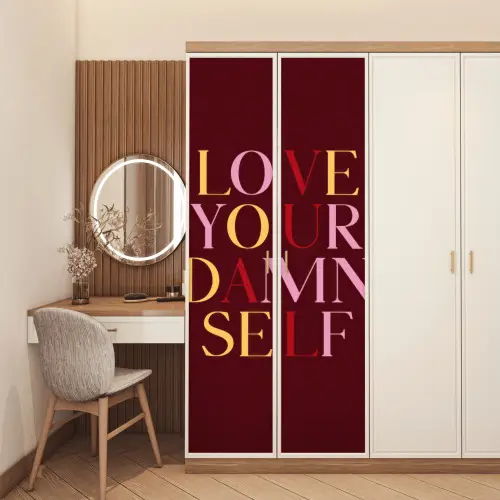 Love your damn self - Kleurrijk - Bordeaux deurposter klein -sfeer3