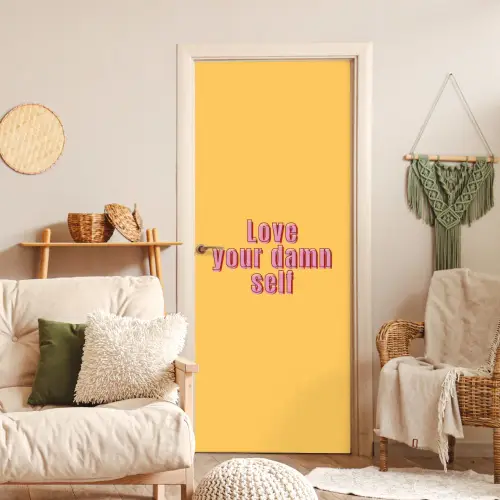 Love yourself - Roze - Geel deurposter klein -sfeer2