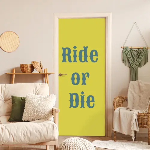 Ride or die - Geel - Blauw deurposter klein -sfeer2