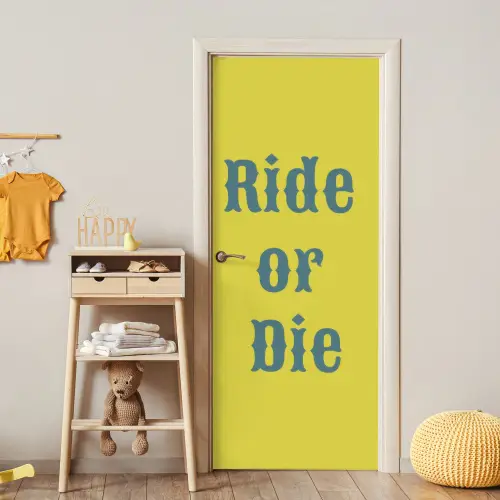 Ride or die - Geel - Blauw deurposter klein -sfeer4