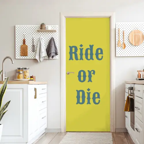 Ride or die - Geel - Blauw deurposter klein -sfeer5
