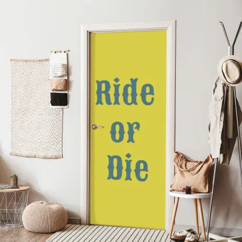 Ride or die - Geel - Blauw deurposter klein -sfeer6