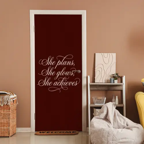 She plans she glows she achieves - Rood - Cursief deurposter klein -sfeer1