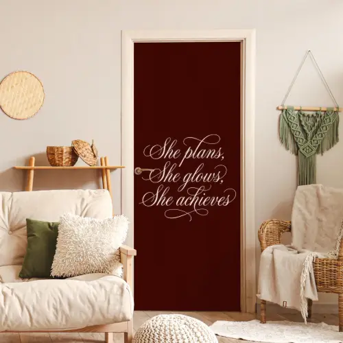 She plans she glows she achieves - Rood - Cursief deurposter klein -sfeer2