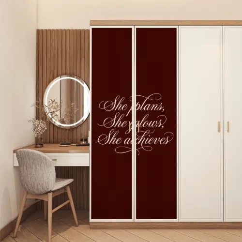 She plans she glows she achieves - Rood - Cursief deurposter klein -sfeer3