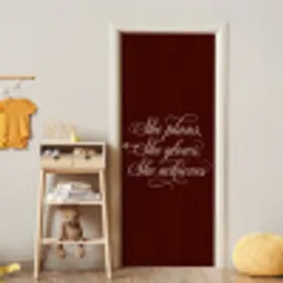She plans she glows she achieves - Rood - Cursief deurposter klein -sfeer4