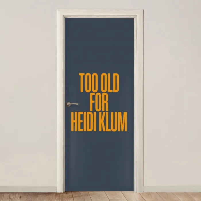 Too old for heidi klum - Geel - Blauw deurposter klein -3d_beige