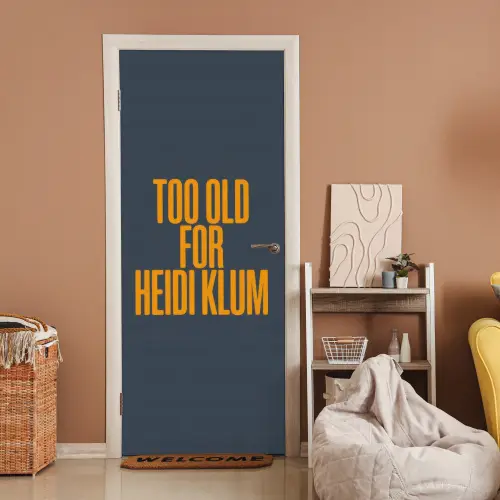 Too old for heidi klum - Geel - Blauw deurposter klein -sfeer1