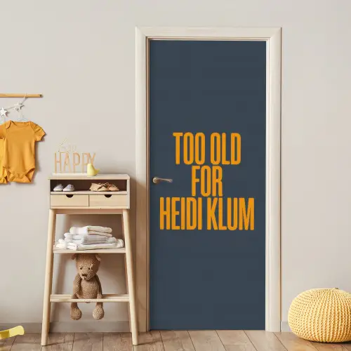 Too old for heidi klum - Geel - Blauw deurposter klein -sfeer4